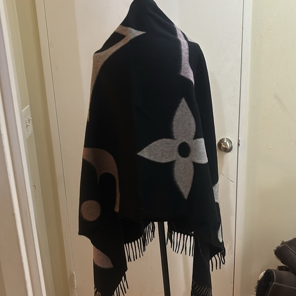 1️⃣5️⃣0️⃣0️⃣ brand new authentic Louis Vuitton wrap cashmere - Picture 3 of 4